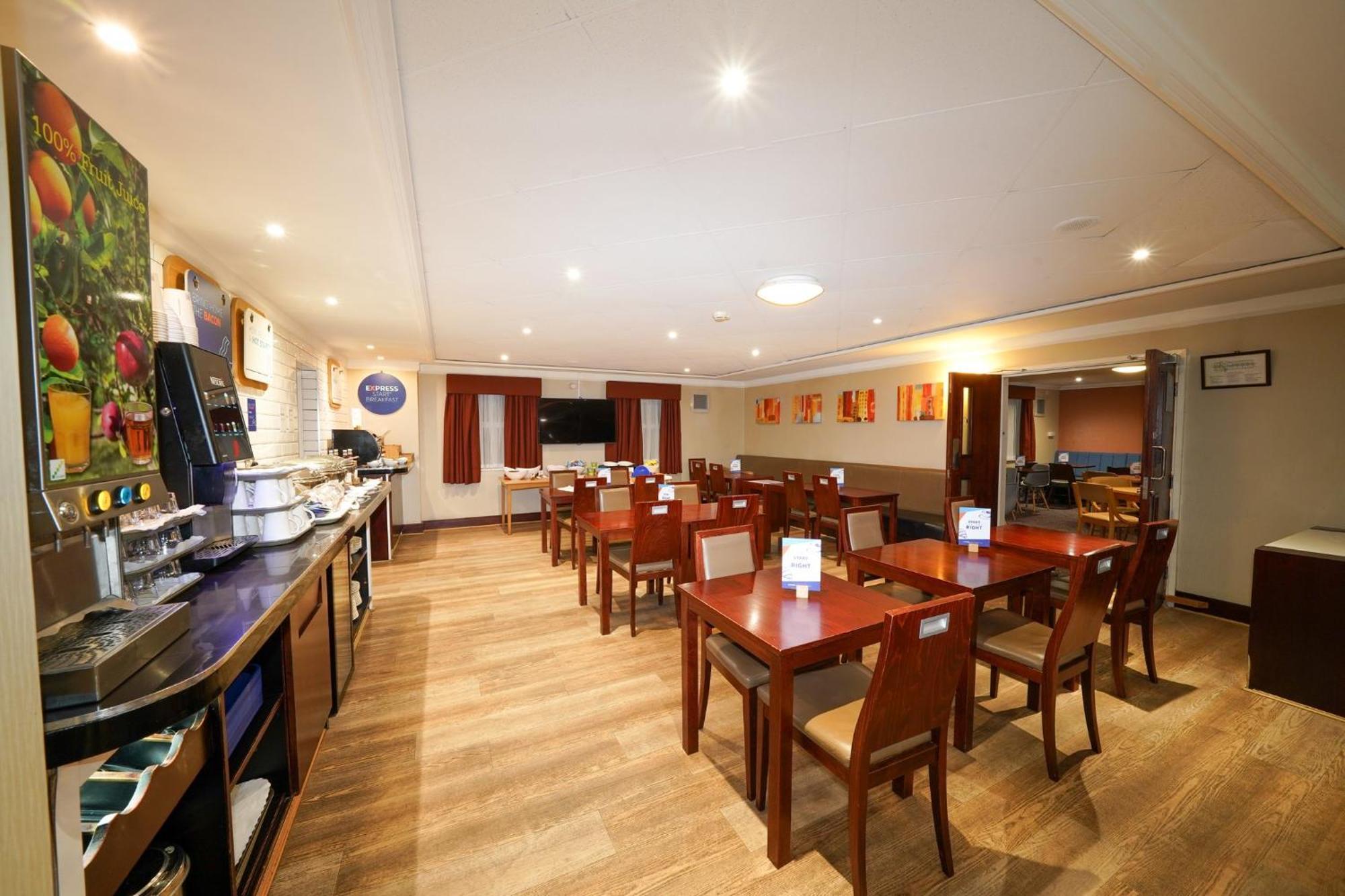 Holiday Inn Express Glenrothes By Ihg Eksteriør billede